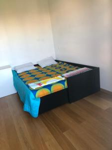 a bed in a room with a colorful bedspread at Apartamento Monsanto Palms in Lisbon