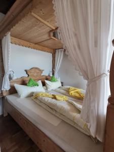 ein Schlafzimmer mit einem Himmelbett in der Unterkunft Hotel Garni Austermayer in Traunreut