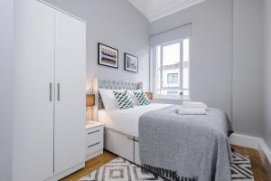 Кровать или кровати в номере Host & Stay - The Bank Apartment