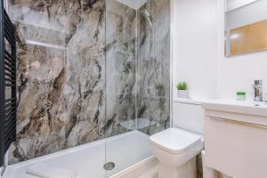 Ванная комната в Host & Stay - The Bank Apartment