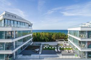 Dune Resort Mielno - B في ميلنو: عمارة سكنية مطلة على المحيط