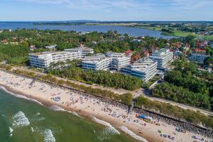 een luchtzicht op een strand en gebouwen bij Dune Resort Mielno - B in Mielno