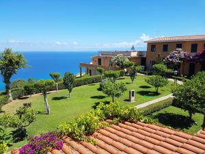 a view of a garden with the ocean in the background at Il Settimo Cielo in Parghelia