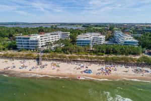 z góry widok na plażę z tłumem ludzi w obiekcie Dune Resort Mielno - C w mieście Mielno