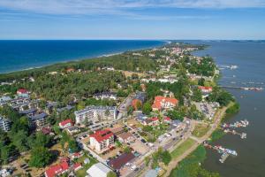 eine Luftansicht einer Stadt neben dem Wasser in der Unterkunft Rezydencja Park - City Apartments in Mielno