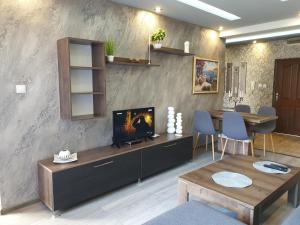 TV a/nebo společenská místnost v ubytování MitProt Panorama Bay 2 luks apartment 102