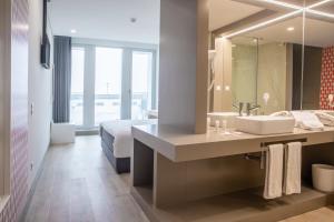a bathroom with a sink, toilet and bathtub at Stay Hotel Porto Aeroporto in Maia