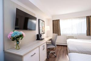 TV a/nebo společenská místnost v ubytování Best Western Dorchester Hotel