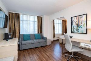 TV a/nebo společenská místnost v ubytování Best Western Dorchester Hotel