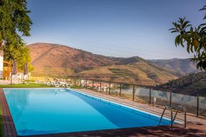 una piscina con vistas a la montaña en Quinta da Portela Douro, en Armamar