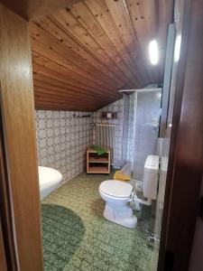 A bathroom at Hotel Garni Austermayer