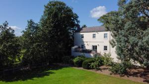 una vista exterior de una casa blanca con patio en Ramside Hall Hotel, Golf & Spa, en Durham