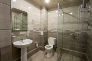 y baño con aseo, lavabo y ducha. en Jermuk Moscow Health Resort, en Jermuk