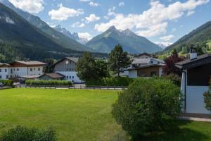 a view of a village with mountains in the background at Appartement Pavillon in Fulpmes