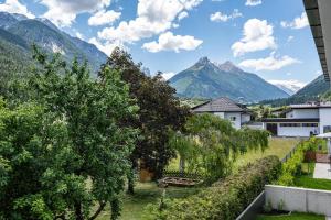 uma vista para as montanhas a partir da casa em Sonnenplatzl-adults only em Fulpmes