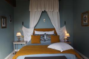 Ein Bett oder Betten in einem Zimmer der Unterkunft Gîte la Chancellerie
