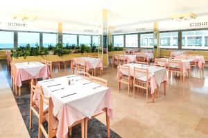 Ein Restaurant oder anderes Speiselokal in der Unterkunft Hotel Delfin Plava Laguna 