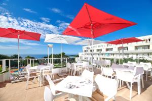 Ein Restaurant oder anderes Speiselokal in der Unterkunft Hotel Delfin Plava Laguna 