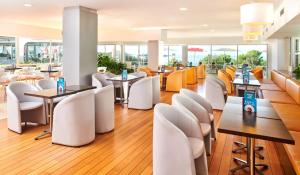 Ein Restaurant oder anderes Speiselokal in der Unterkunft Hotel Delfin Plava Laguna 