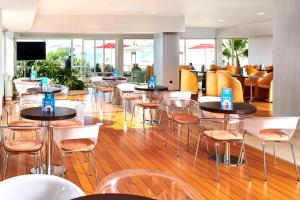 Ein Restaurant oder anderes Speiselokal in der Unterkunft Hotel Delfin Plava Laguna 