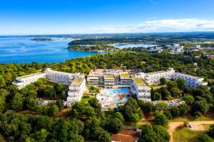 uma vista aérea de um resort com um lago em Hotel Delfin Plava Laguna em Porec