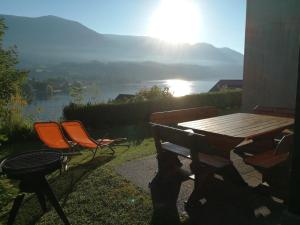 a table and chairs with a view of a lake at Ferienwohnung Kerschbaumer in Seeboden