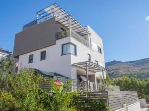 a white building with stairs in front of it at Villa Tri Brata in Podstrana