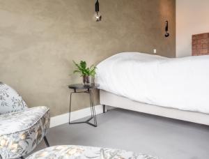 A bed or beds in a room at Onze Kas