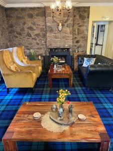 uma sala de estar com um sofá e uma mesa em The Bein Inn Hotel & Restaurant em Glenfarg