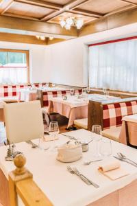 Chalet Pineta relax location餐厅或其他用餐的地方