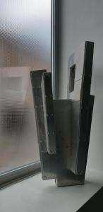 une fenêtre en verre cassée devant une fenêtre dans l'établissement Inblauw - Exclusive Wellness B&B, à Louvain