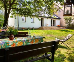 stół w ogrodzie domu w obiekcie Przystanek Bajka w Puszczy Zielonce w mieście Dąbrówka Kościelna