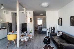 a living room with a couch and a table at CLASSY APARTMENTS - Gdańsk - Widok z Wyspy in Gdańsk