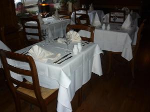 Logis Hotel Du Midi餐厅或其他用餐的地方