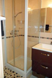 a bathroom with a shower and a sink at Appartement Ange Gardien Vue Mer in Villefranche-sur-Mer