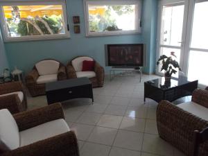 uma sala de estar com sofás e uma televisão de ecrã plano em Residence MILANO em Chieuti