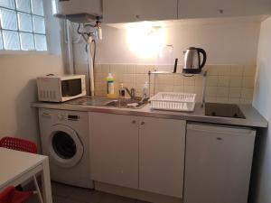 Cuisine ou kitchenette dans l'établissement Studio meuble equipe