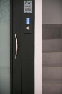 distributore automatico con un bottone sul lato della porta di Mr & Mrs K Bianco a Potos