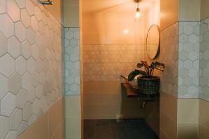 Ett badrum på Banya BnB ที่พักบ้านย่าบีแอนด์บี เมืองประจวบฯ