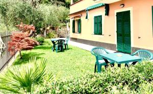 eine Terrasse mit Tischen und Stühlen im Hof in der Unterkunft Il Gabbiano Di Pieve in Pieve Ligure