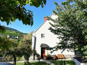 una casa bianca con una collina sullo sfondo di Appartements Setzbergblick a Spitz