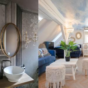 The Henry Self Check-In Guesthouse في زيورخ: غرفة معيشة مع أريكة زرقاء ومرآة