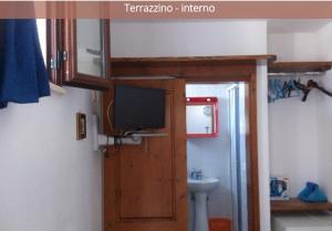 a room with a bathroom with a television and a toilet at Stanze Appartamento ROSINA casa vacanze Cannole sulla via Francigena in Cannole +26 photos