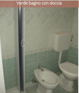 een badkamer met een toilet en een douche bij Rosina in Cannole