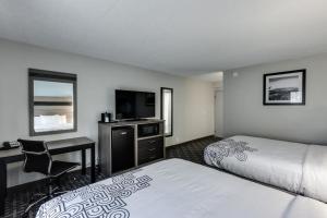 Voodi või voodid majutusasutuse Days Inn & Suites by Wyndham Spokane toas