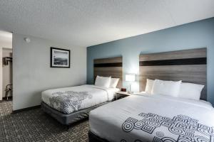 Voodi või voodid majutusasutuse Days Inn & Suites by Wyndham Spokane toas