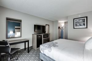 Televiisor ja/või meelelahutuskeskus majutusasutuses Days Inn & Suites by Wyndham Spokane