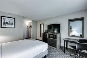Voodi või voodid majutusasutuse Days Inn & Suites by Wyndham Spokane toas