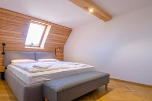 um quarto com uma cama grande e uma janela em Rent like home - Za Cieszynianką 3 em Zakopane