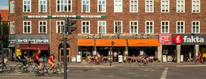 un grupo de personas montando bicicletas en una calle de la ciudad en Hotel Amager, en Copenhague